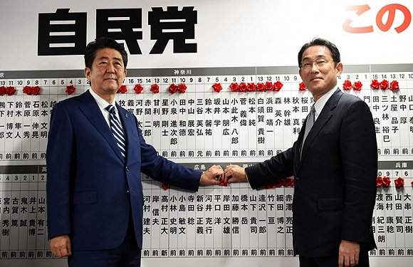 安倍晋三与岸田文雄（右）。图片来源：视觉中国