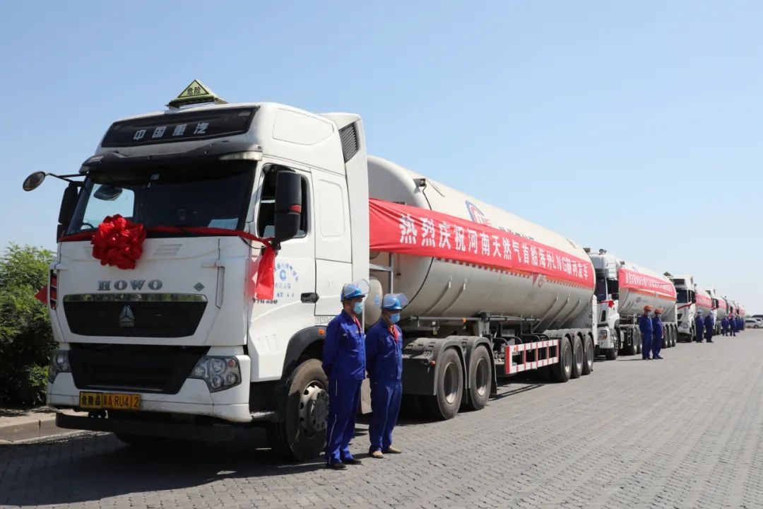 槽车整装待发 任建庭 摄