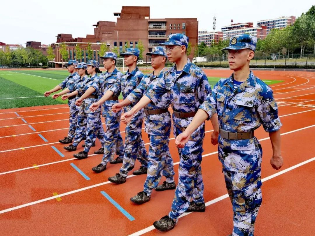 体育学院在2020年军训队列比赛中荣获第一名
