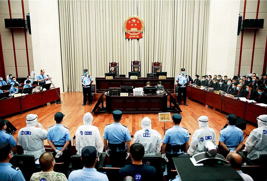 内蒙古“老公安”涉黑史：涉案14亿 知大事不妙后忙着转移股份