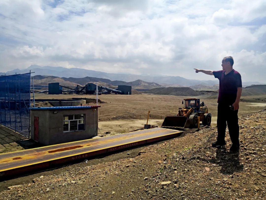  7月12日，郭建平指向金圣达矿业厂址。12年前，乌拉特前旗招商引资期间郭建平来此办厂，不愿将公司低价承包给贾净博家人，此后不久迎来一场牢狱之灾。摄影/本刊记者 周群峰