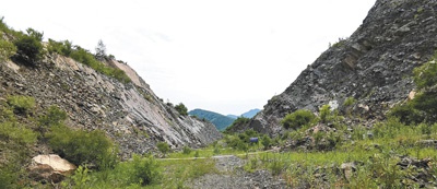 西大山本应是山脊的地方变成了绵延数百米的山谷，山谷两侧裸露着岩石。