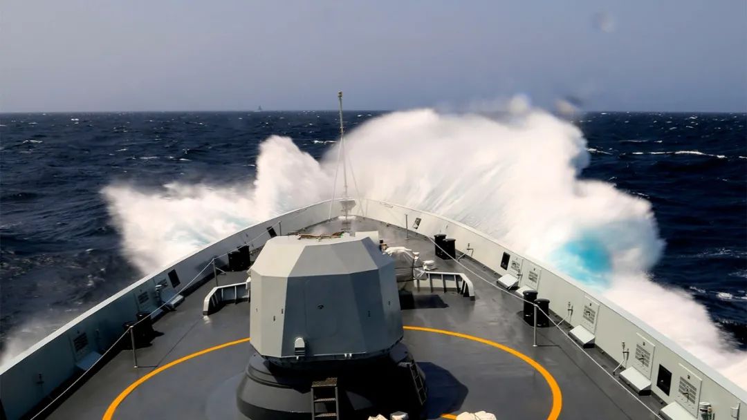 这是人民海军第一艘驱逐舰鞍山舰的铁锚,曾经昂立舰艏,乘风破浪的锚