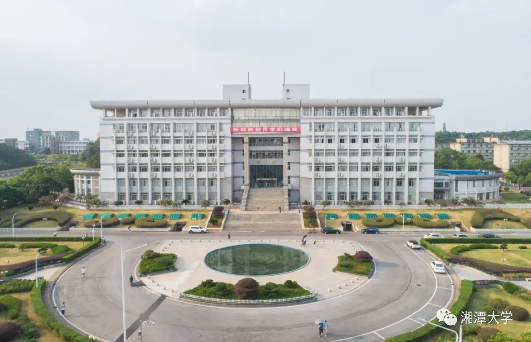 清爽的秋风拂过湘大走在干净的林荫道上一切都是那