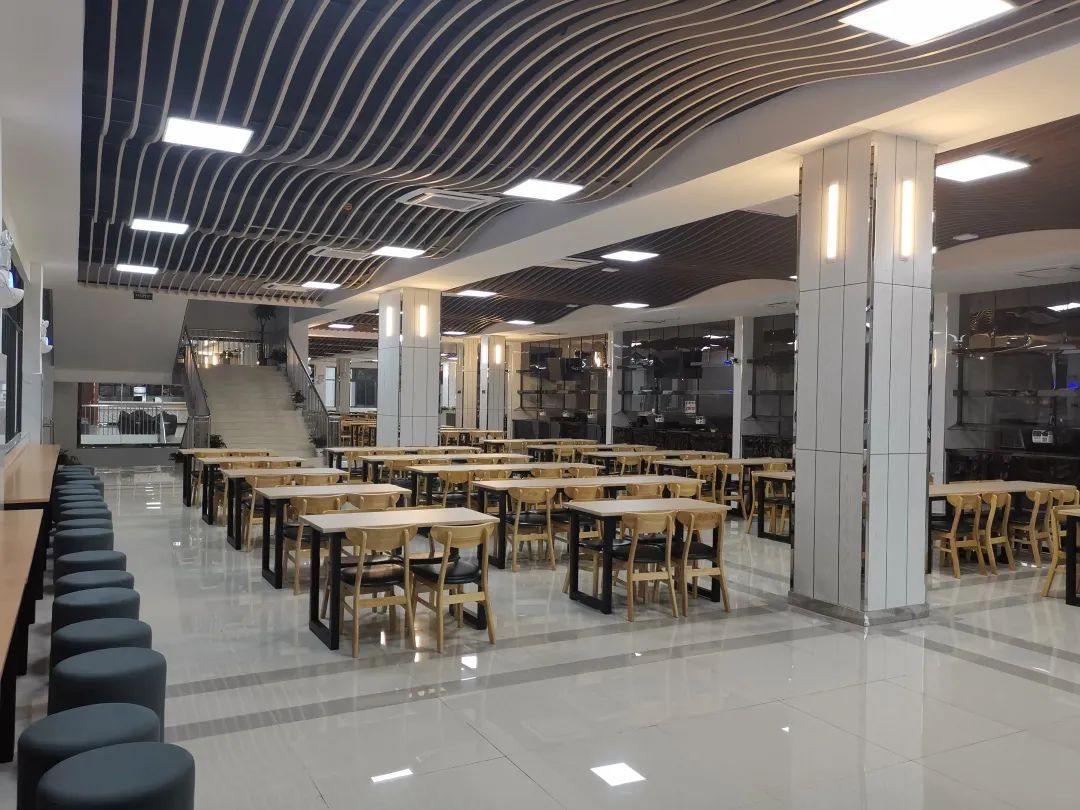 来啦这就是传说中的武大顶配食堂