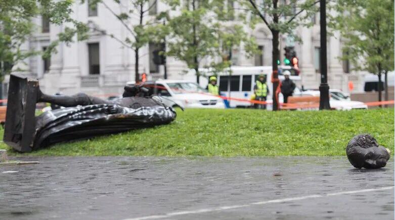 雕像的头与身体分离 图源：RT