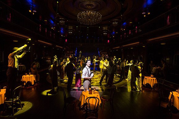 知音号内的舞池，演员们正在进行沉浸式戏剧的表演 图片由知音号提供