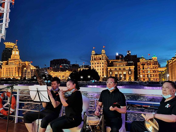 上海昆剧团在甲板上表演 图片由受访者黄庆提供