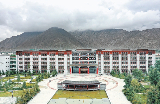 航拍拉萨北京实验中学.(和冠欣摄)