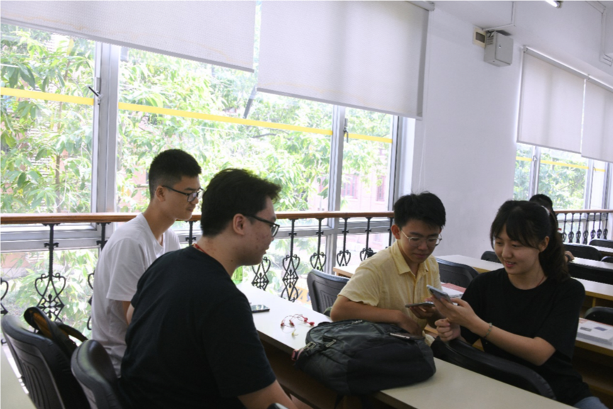 南校园小组讨论(孙琛摄)