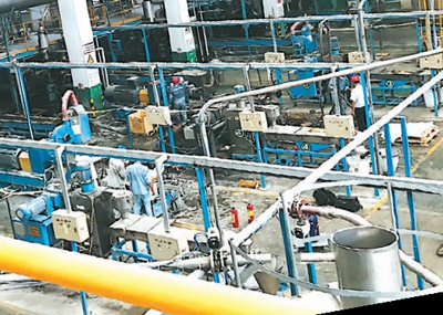 珠海万通化工有限公司塑料改性车间内，工人正在忙碌。 董学腾摄