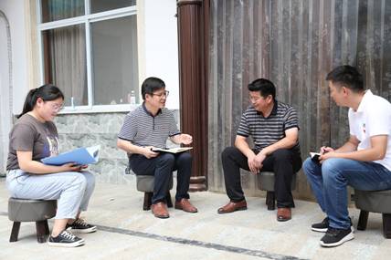 安徽省界首市顾集镇纪委工作人员对因履责不力受到处分的村干部进行"