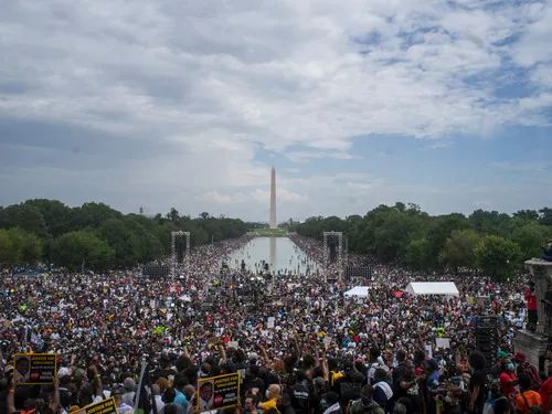 8月28日，人们在美国首都华盛顿林肯纪念堂附近参加反种族歧视和暴力执法示威活动。新华社发（阿兰 摄）