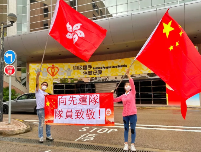 △香港市民在街头热烈欢迎核酸检测“先遣队”抵港