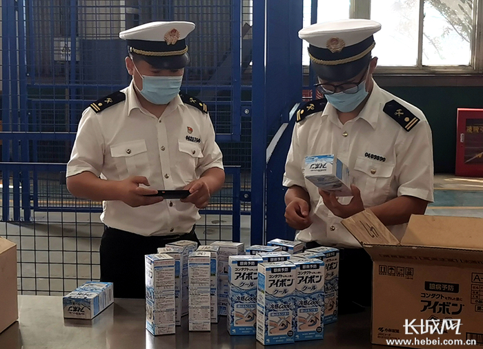 图为京唐港海关关员靳帅（左一）、宁凯旋（左二）对需销毁跨境商品进行盘点。郎鹏荣 摄