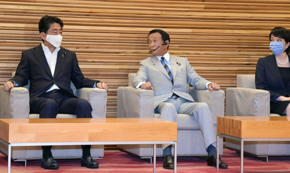 安倍晋三（左一）4日在首相官邸参加会议