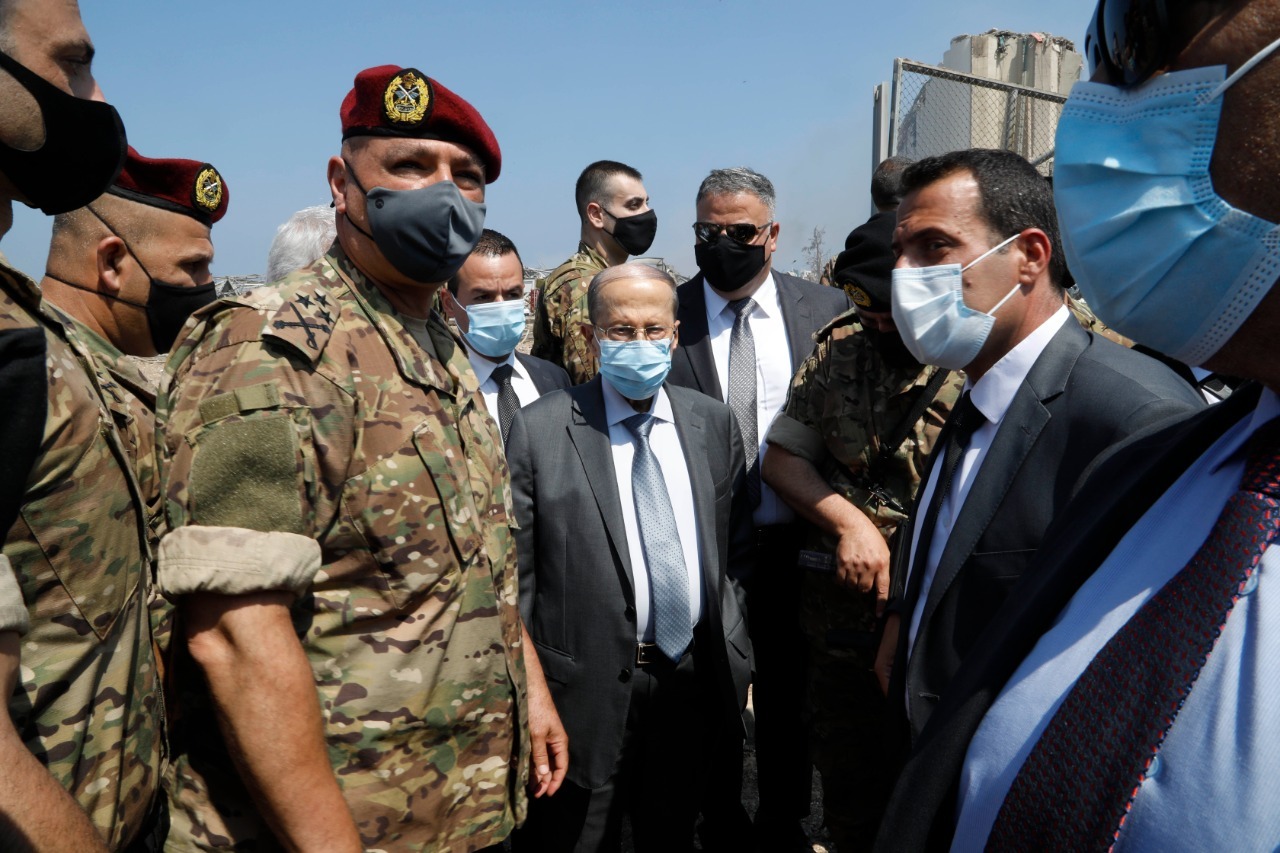 △图片为黎巴嫩总统与军方领导人到爆炸地点，来自当地媒体