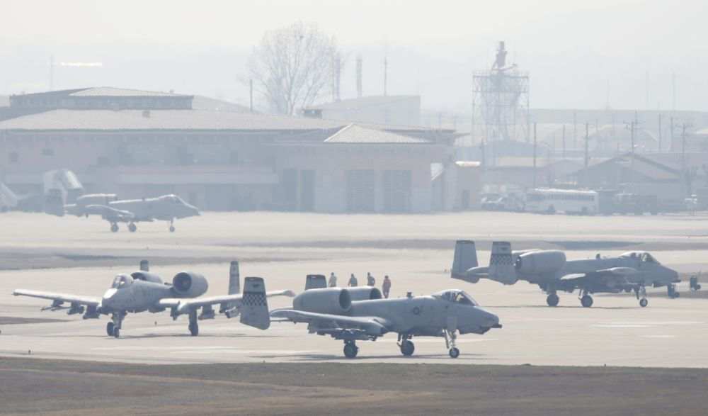 图为2013年4月3日拍摄的美军战机准备从韩国乌山空军基地起飞的资料照片。