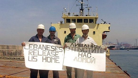 船员手持“黎巴嫩释放我们回家”标语。图片来源：Twitter