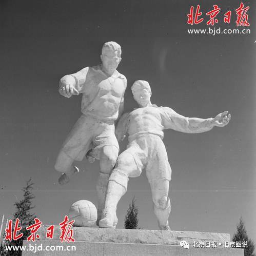 山东淄博市委书记请客撸串 离店前拿手机结账