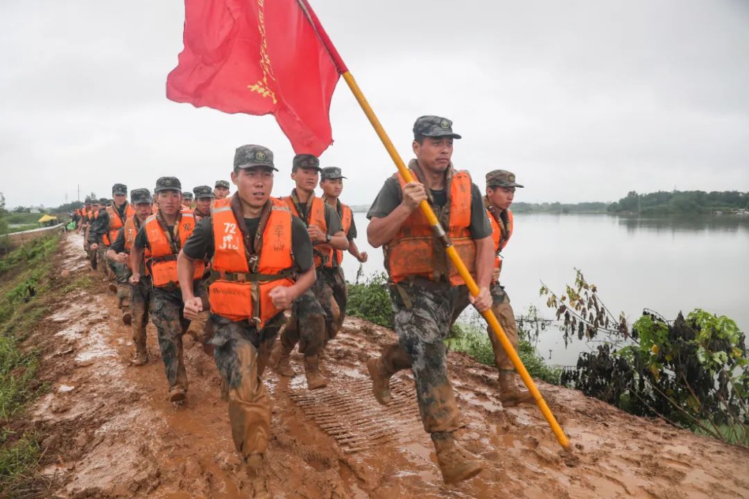 顽强奋战保持昂扬向上的精神斗志"人民至上,生命至上"的原则官兵们