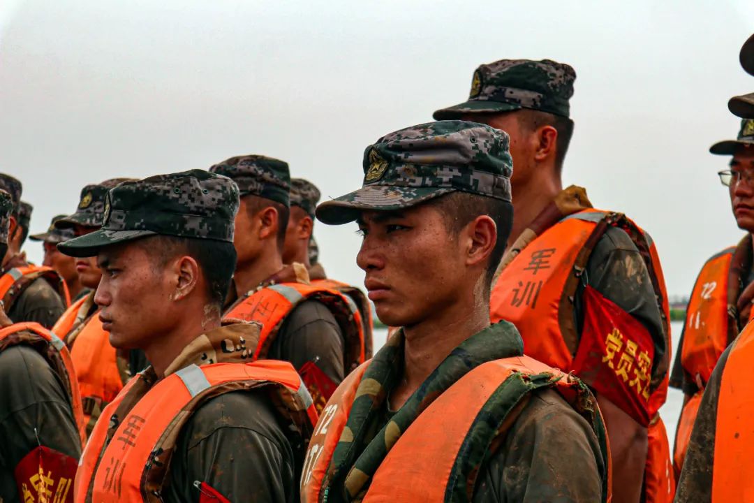 抗洪大堤上这12句80字被他们喊得震天响