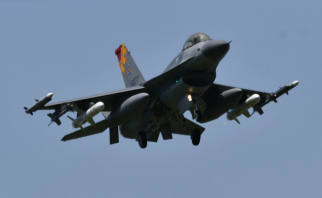 台军f16载鱼叉赴东沙岛巡航退役飞行员挂反舰导弹很罕见