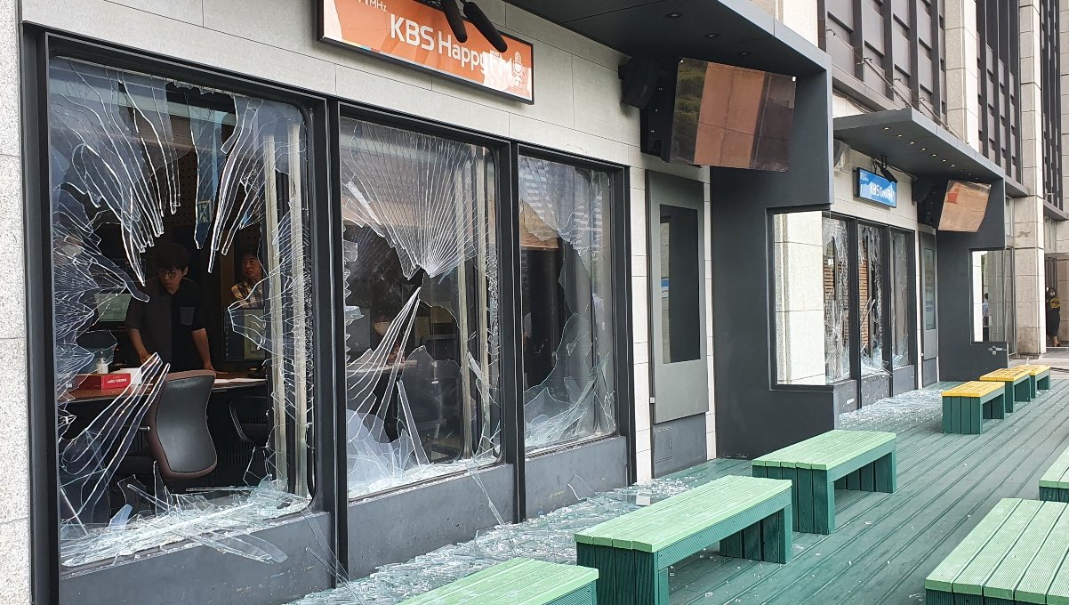 KBS直播间外玻璃被砸碎