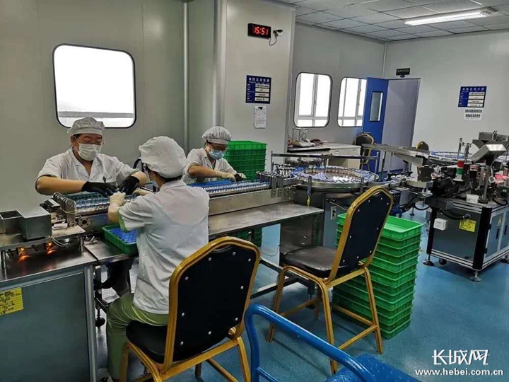 北元分厂粉针一车间职工认真检查产品质量.