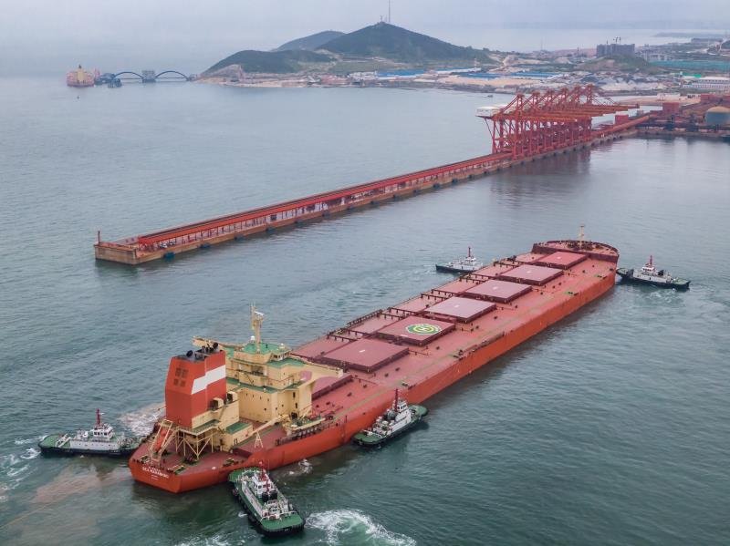 全球最大矿石船首靠烟台 为烟台港开港159年来接卸最大船舶