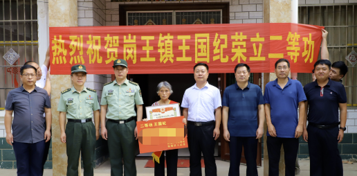 详细了解其儿子现役军人王国纪在部队服役的基本情况和他们的家庭生活