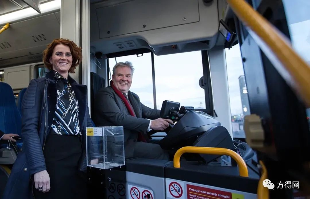 图 | 冰岛交通部长和冰岛首都公交公司董事长体验宇通纯电动客车