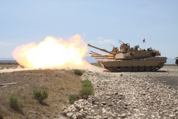 资料图片：美陆军国民警卫队M1A2坦克部队进行打靶训练。（美国防部官网）
