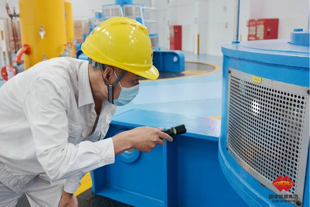 图为运维人员巡检机组设备.