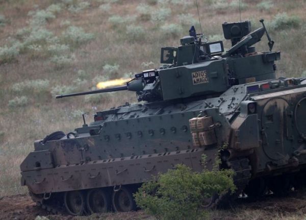 资料图片：试验新型装甲的美陆军装甲战斗车辆