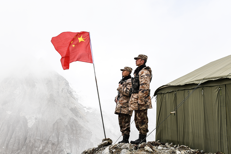 巴弄卓康哨点,排长余旺和一名战士执勤站岗.