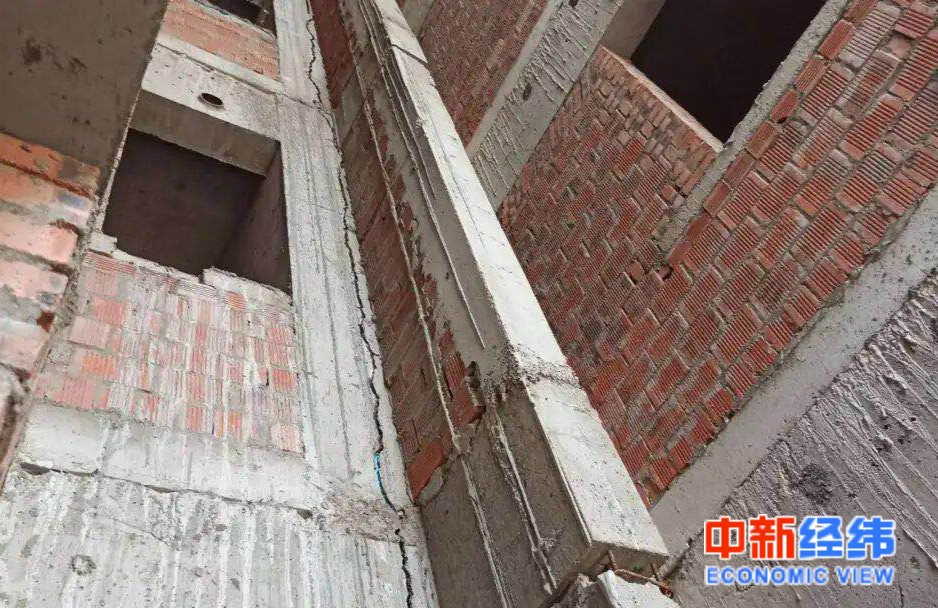 　东悦府洋房项目墙体开裂。图片来源：受访者供图