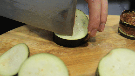 ▲ 茄子中间也可以酿肉，做成肉茄夹。图/网络