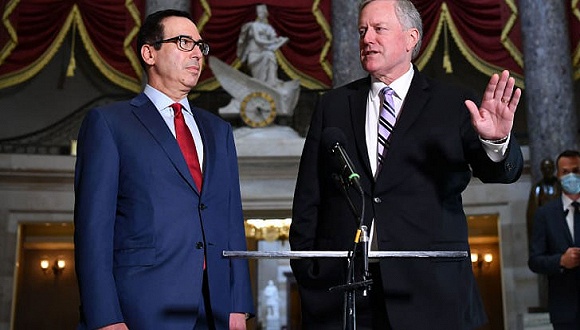 2020年8月7日，美国华盛顿特区，白宫幕僚长梅多斯（图右）和美国财长姆努钦出席媒体发布会。