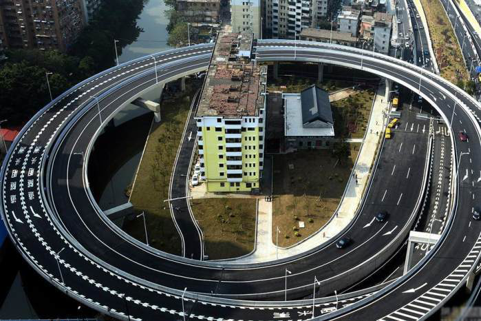 洲头咀隧道出口“圈中楼”来源：网络