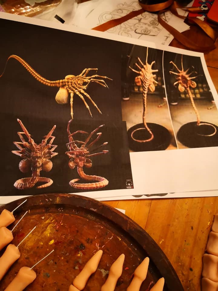 国外设计师晒抱脸虫口罩紧吸嘴部效果逼真又恐怖