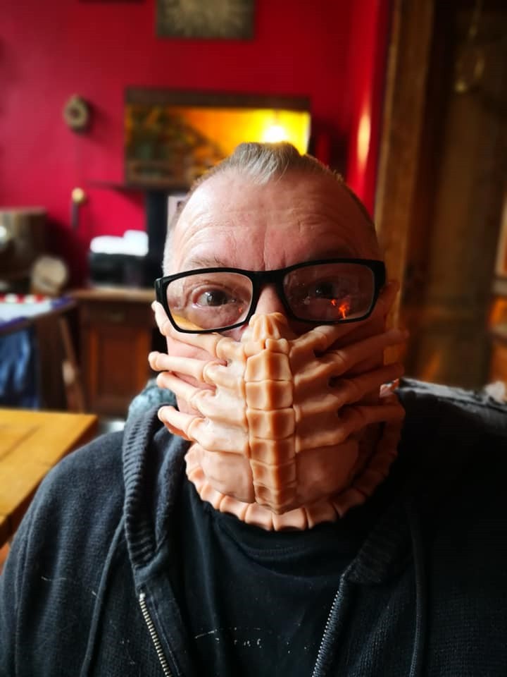 国外设计师晒抱脸虫口罩紧吸嘴部效果逼真又恐怖