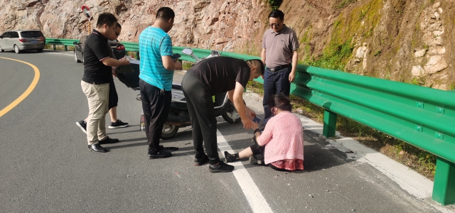 上午,记者一行,由陕西省商南县城沿s201省道,前往赵川镇采访,行至青山