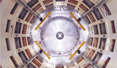 杜瓦底座（托卡马克装置压力容器的底座）吊装现场。图片来源：ITER官网