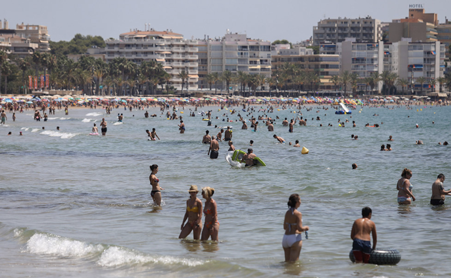 △7月27日，西班牙海滩上大量游客正在休闲娱乐
