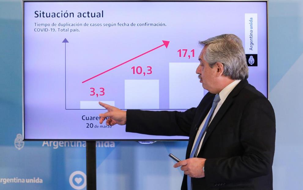 △总统费尔南德斯讲解幻灯片，图片来源：阿根廷总统府