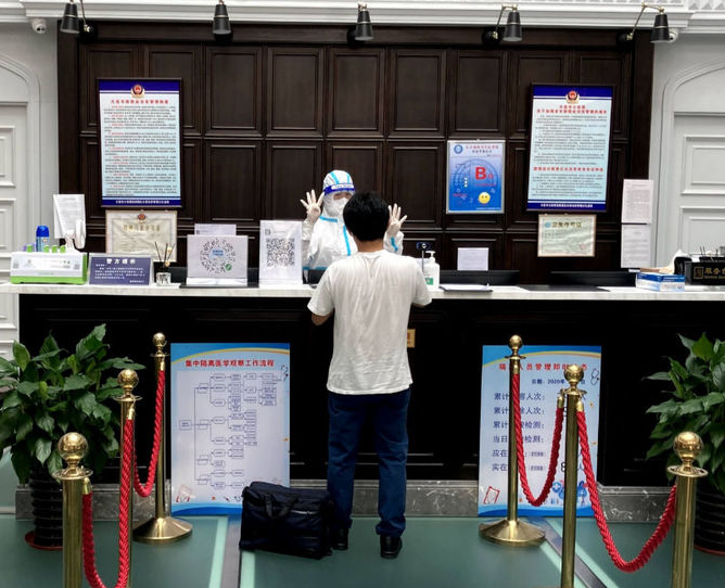 日本记者在中国隔离14天看医生高温天裹防护服抽血后这样感慨