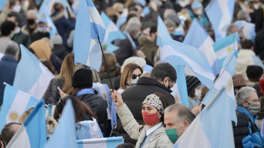 △阿根廷民众大规模游行，图片来自《号角报》