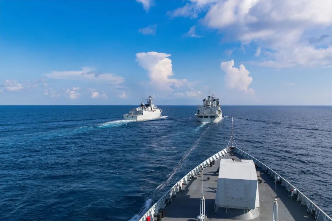 洪湖号补给舰同时为两舰补给