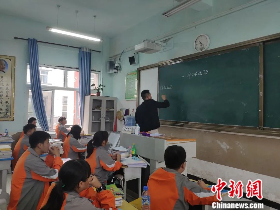 聂龙在教室里上课.石小杰 摄